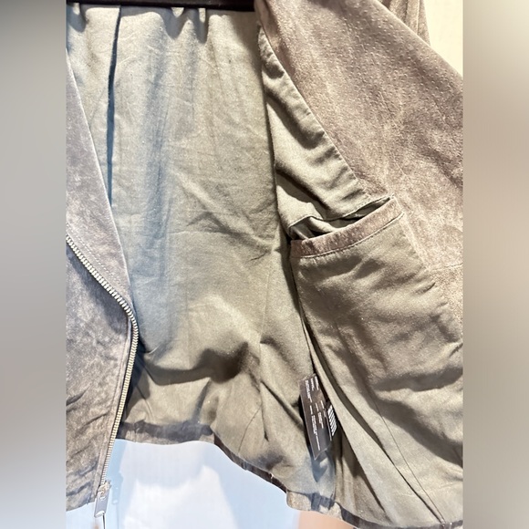 Andrew Marc suede Moto jacket in ladies large. - Picture 13 of 16